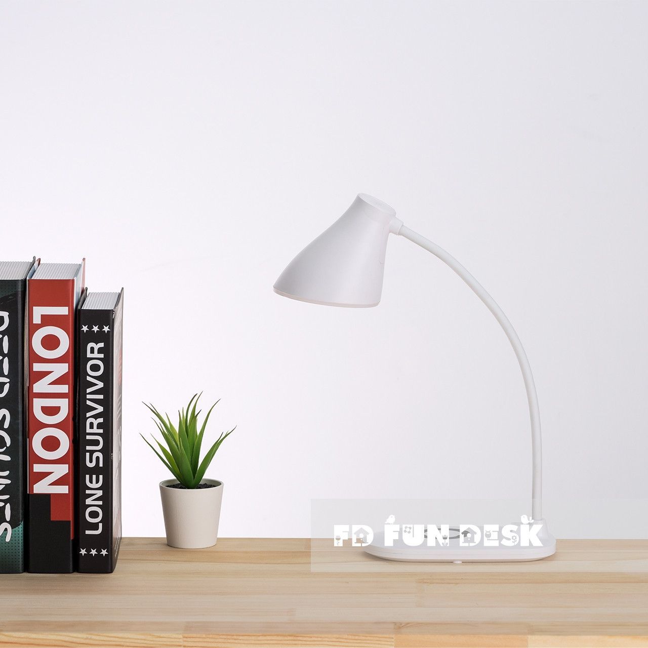 Лампа настільна світлодіодна з функцією бездротової зарядки Fundesk LC6 White 770999 фото
