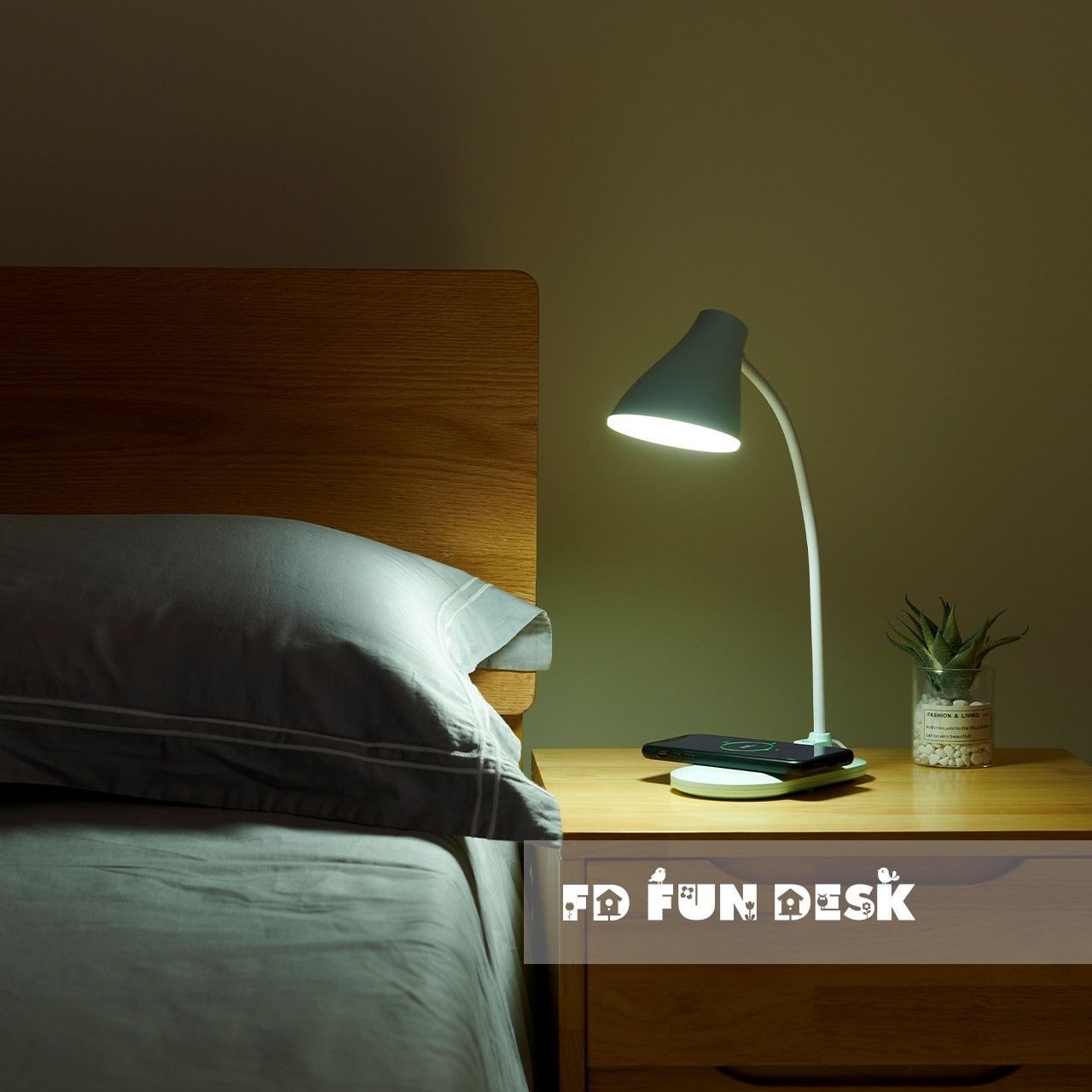 Лампа настільна світлодіодна з функцією бездротової зарядки Fundesk LC6 White 770999 фото